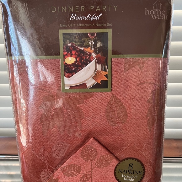 NEW! Thanksgiving Tablecloth & Napkins - Picture 1 of 6